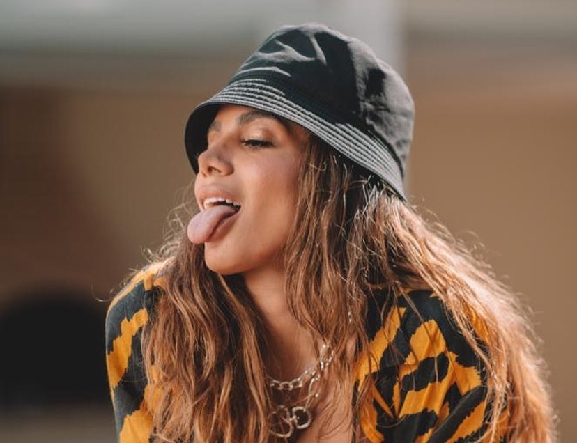Anitta posa de biquini com figurantes do clipe novo e diz comigo quem comanda sao elas