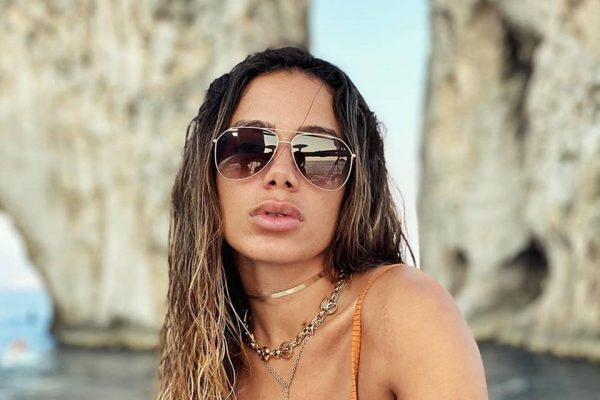Anitta surge completamente nua e fãs enlouquecem na web