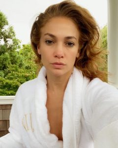 Aos 51 anos Jennifer Lopez faz selfie de cara lavada e impressiona seguidores veja foto