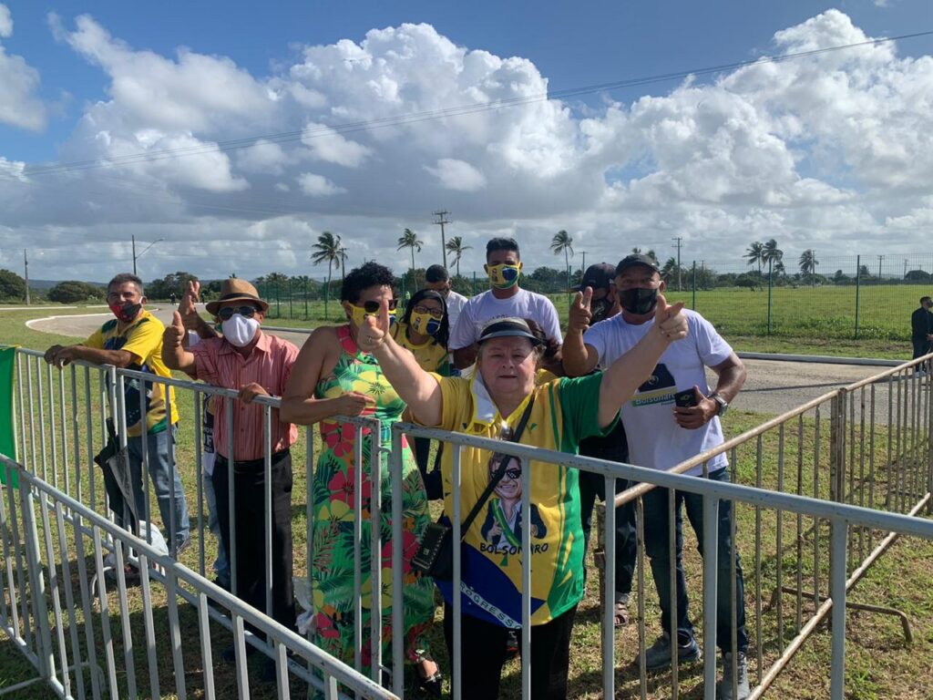 Apoiadores de Boslonaro aguardam chegada do presidente para inauguracao de termoeletrica em Barra