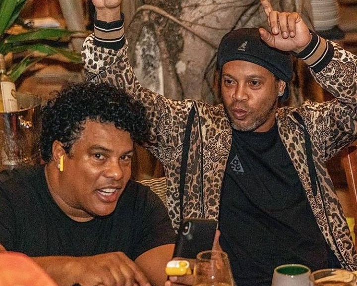 Apos multa de US 90 mil Ronaldinho chega ao Rio de Janeiro com seu irmao Assis