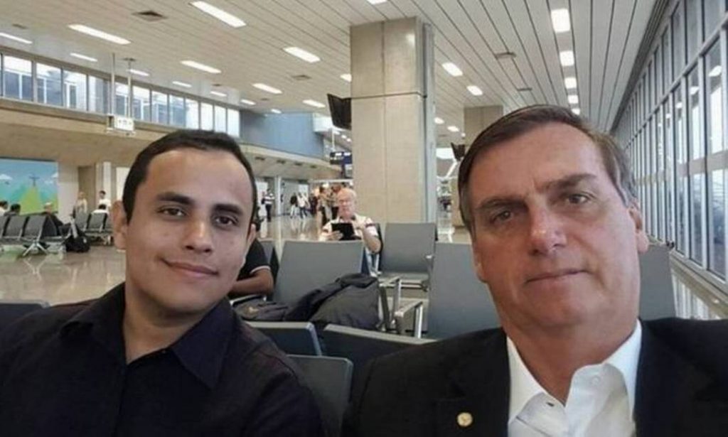 Assessor do Planalto publicava ataques a adversários de Bolsonaro em páginas removidas pelo Facebook 1 Assessor do Planalto publicava fake news e ataques a adversários de Bolsonaro em páginas removidas pelo Facebook por determinação do STF