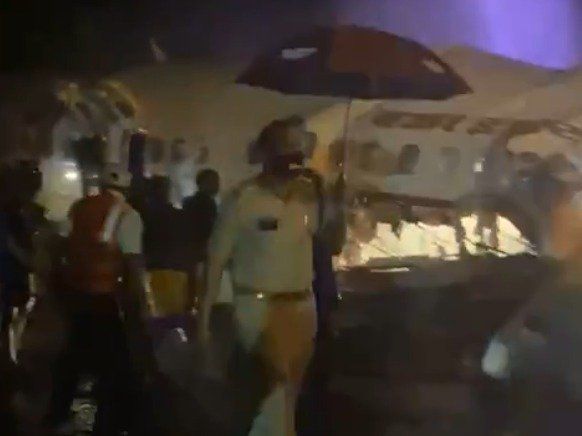 Avião parte em dois com 191 passageiros a bordo na Índia