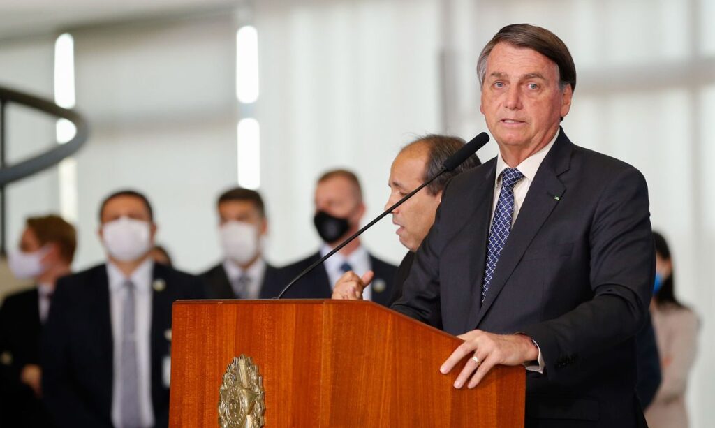 Bolsonaro afirma possibilidade de estender com valor menor auxilio emergencial ate o final do ano