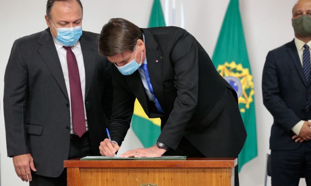Bolsonaro assina MP que destina R 199 bilhão para viabilizar vacina contra covid 19