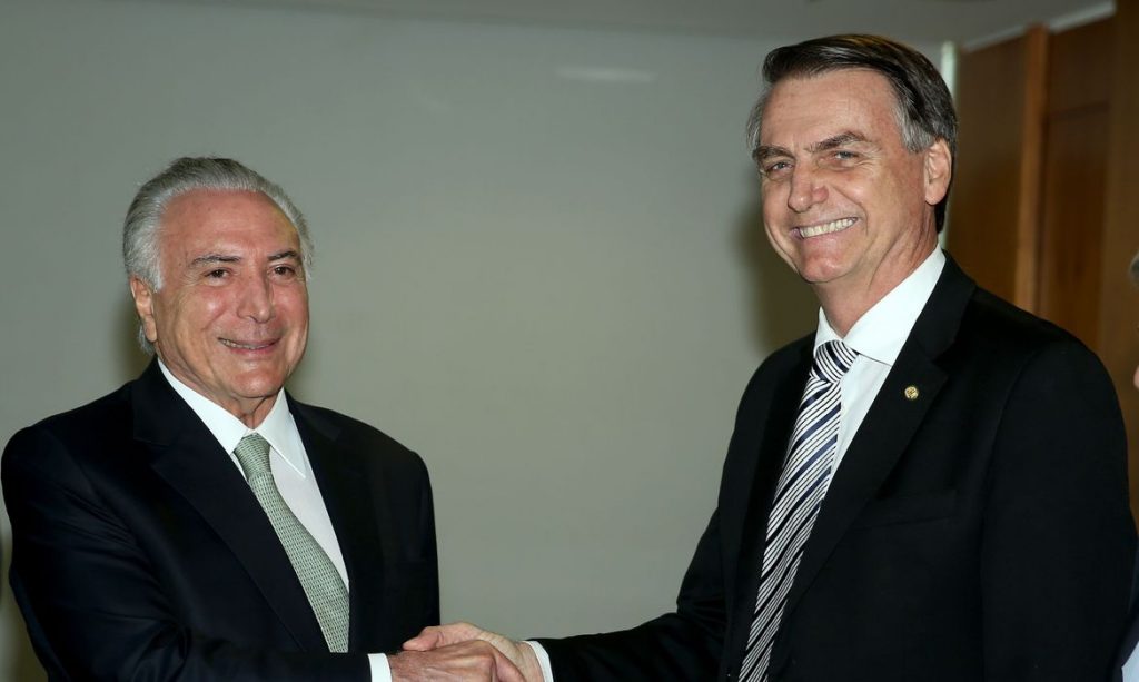 Bolsonaro convida Temer para liderar missão de ajuda ao Líbano após explosão na região portuária