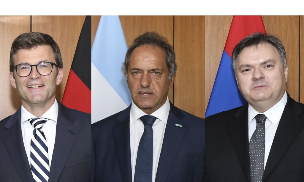 Bolsonaro recebe credenciais de tres novos embaixadores no Brasil