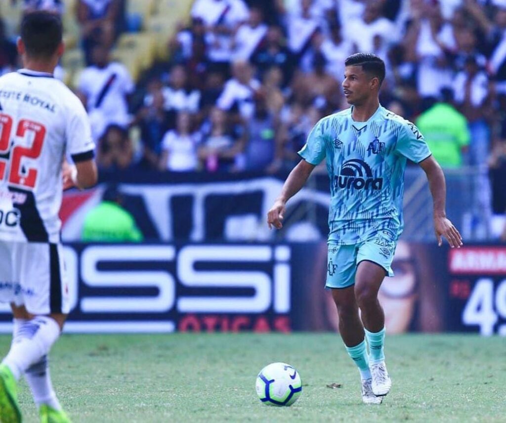 Confianca anuncia volta do lateral direito Caique Sa