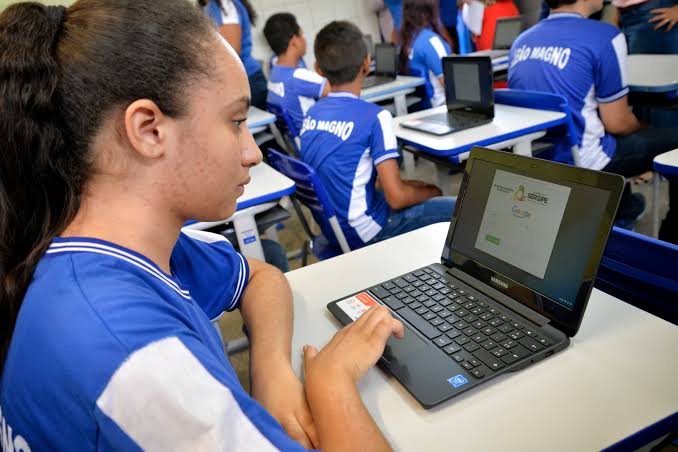 Conselheira do TCE SE orienta gestores a destinarem recursos para compra de tablets e chips para alunos da rede pública