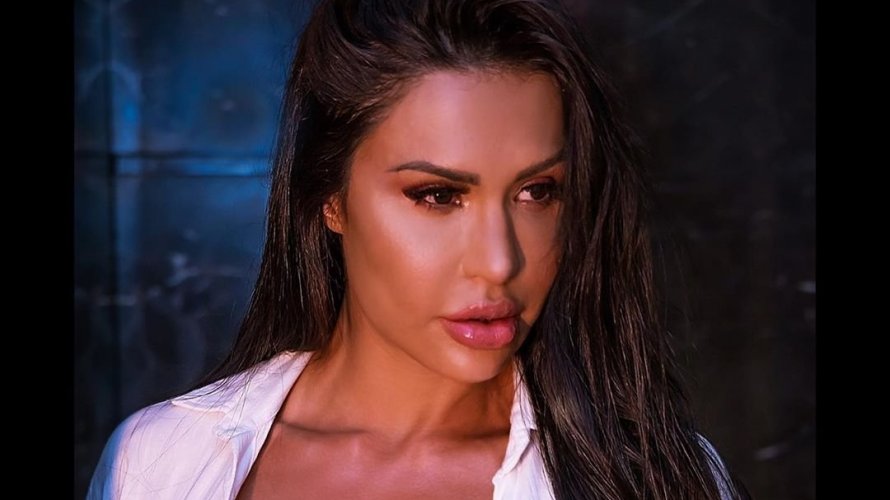 De maiô cavadíssimo Gracyanne Barbosa ostenta corpo musculoso e impressiona seguidores veja foto