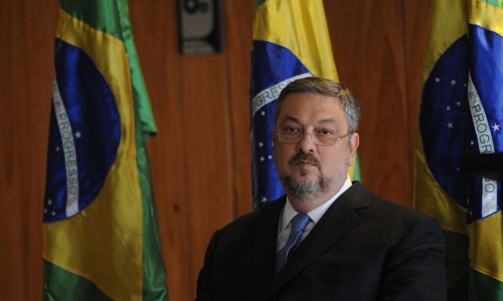 Defesa de Palocci diz que ele apresentou provas a PF