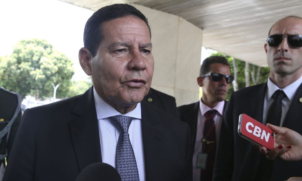 Deixa para la isso ai diz Mourao sobre ameaca de Bolsonaro a jornalista do Globo