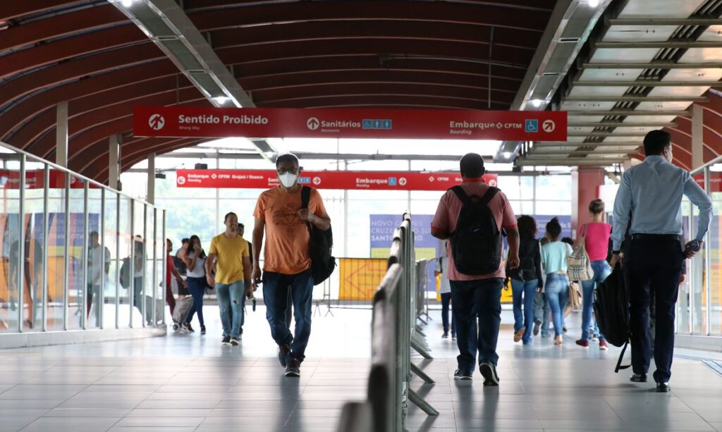 Deputados derrubam veto de Bolsonaro a uso de mascaras em espacos publicos