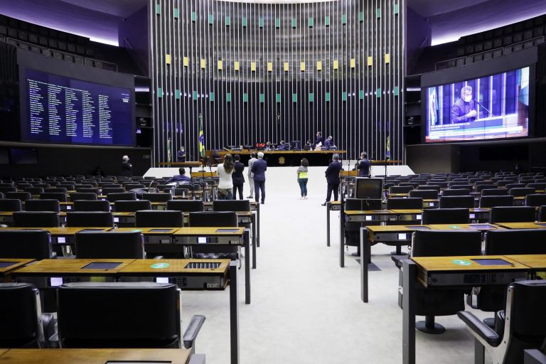 Deputados podem votar ampliação de possibilidades de saques do FGTS durante pandemia