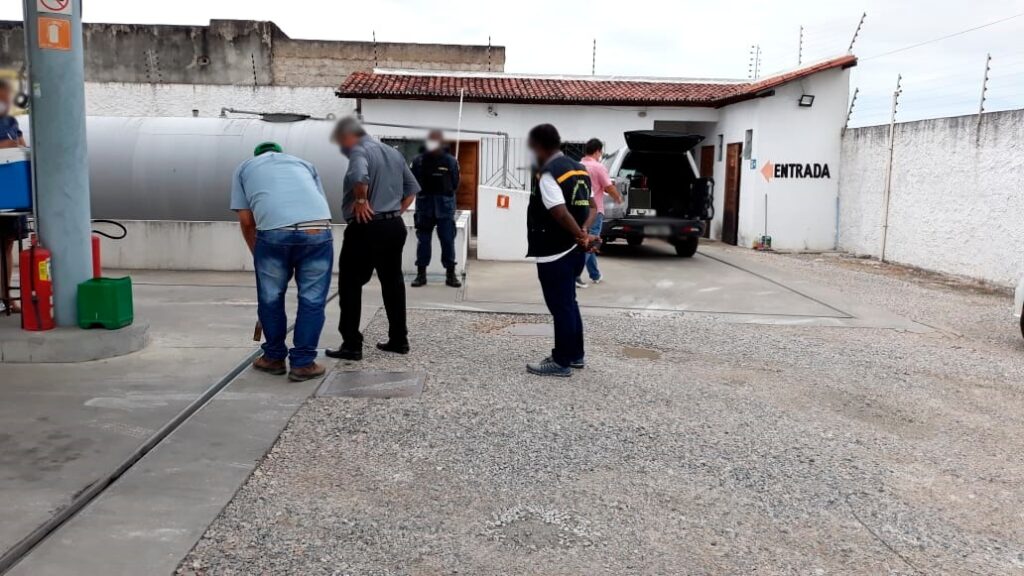 Dois pontos clandestinos de abastecimento de veiculos sao fechados em Sergipe