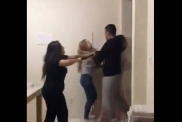 Duas estudantes são agredidas após PM invadir apartamento veja vídeo