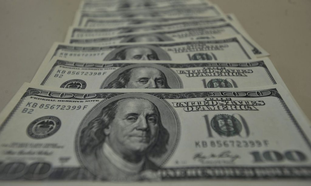 Dólar cai por primeira vez em cinco dias mas fecha acima de R 540