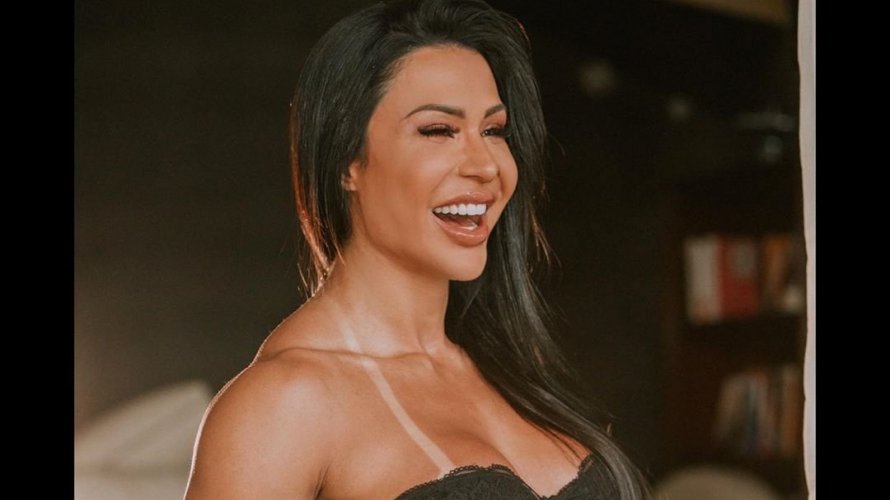 Em clique inusitado Gracyanne Barbosa sensualiza e acumula elogios na web veja foto