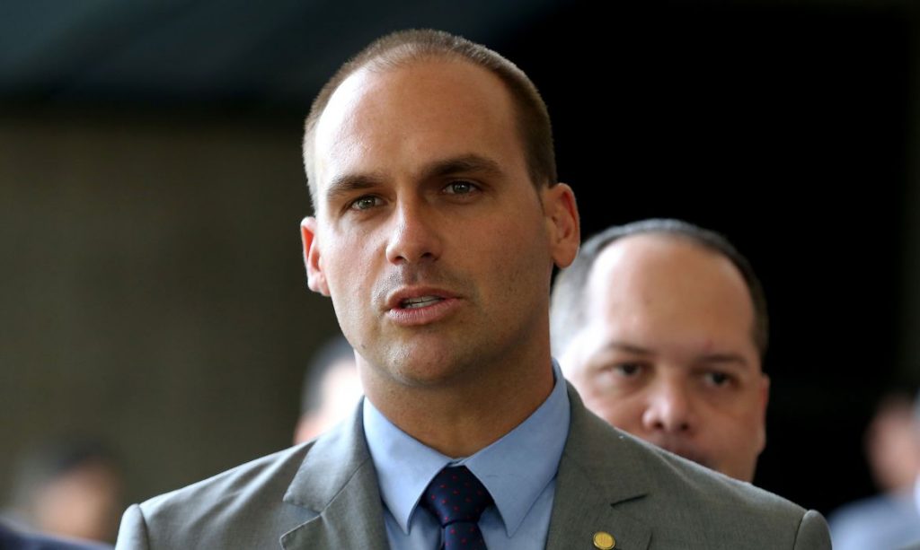 Em fotos antigas Eduardo Bolsonaro aparece com cabelo longo e loiro veja