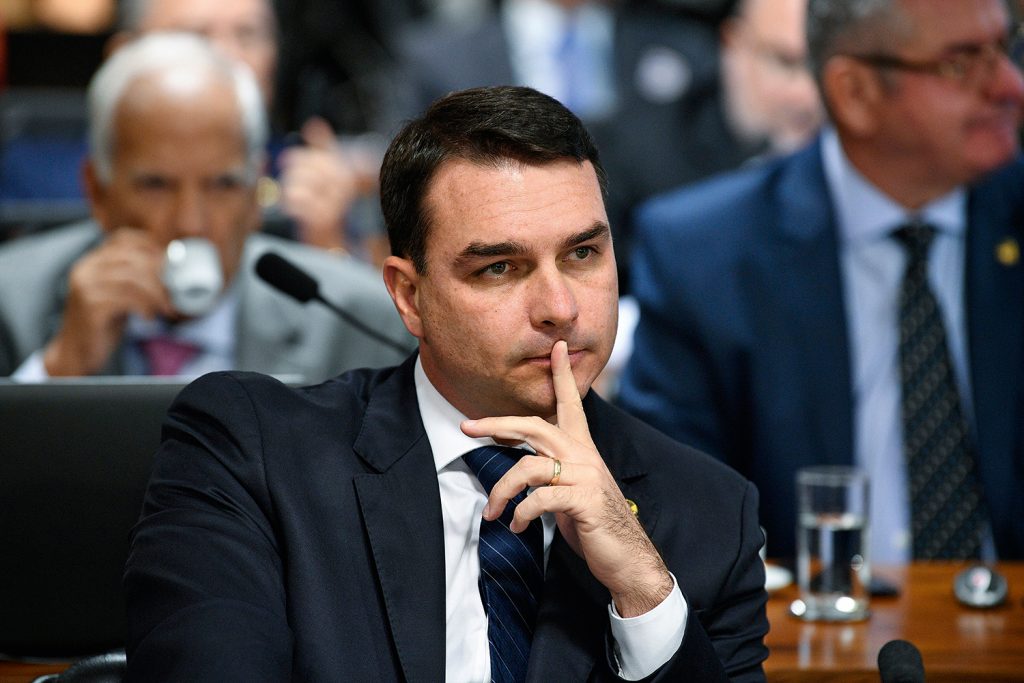 Ex capitão do Bope que virou miliciano foi instrutor de tiro de Flávio Bolsonaro