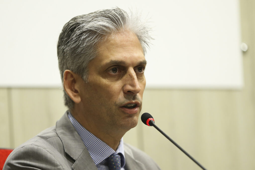 Ex ministro do governo Dilma Fernando Furlan e flagrado furtando cones