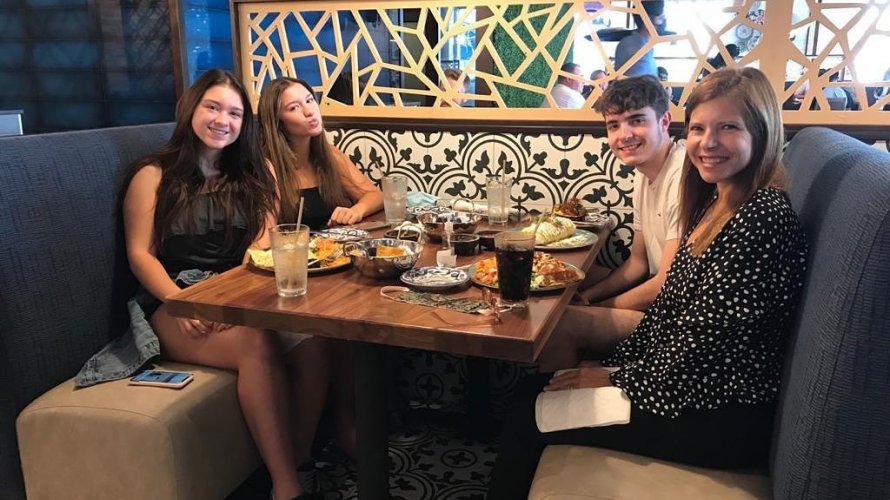 Ex mulher de Gugu posa com os filhos e lamenta So faltou o papai