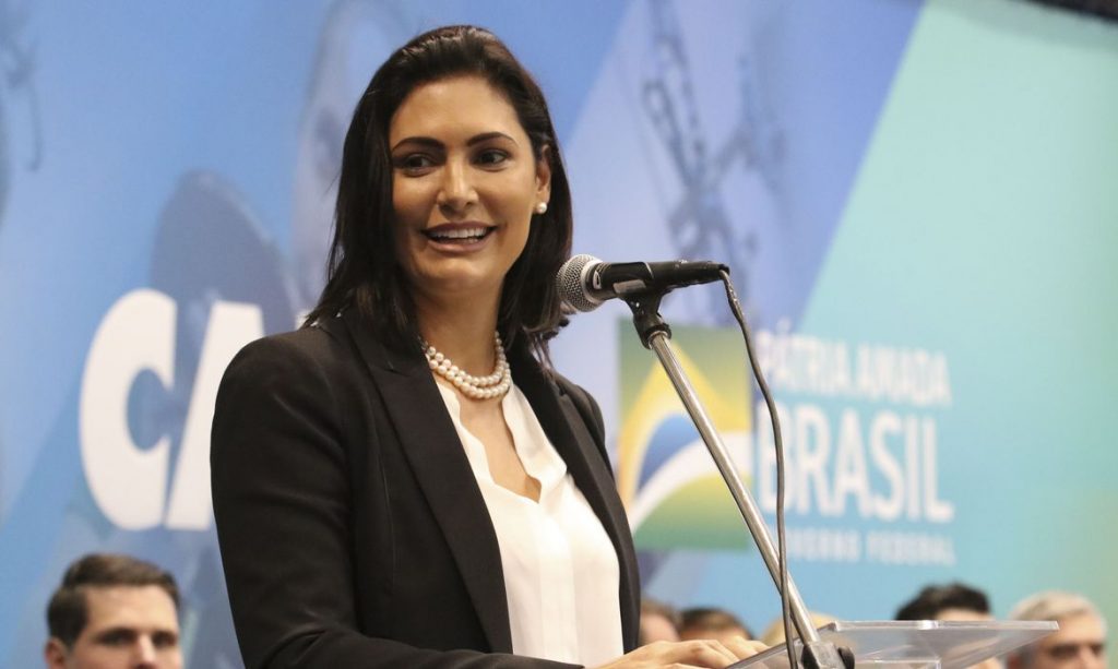 Fabrício Queiroz e a esposa repassaram R 89 mil para prima dama Michelle Bolsonaro