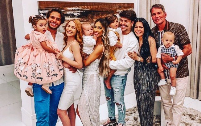 Família Poncio fica sem privacidade após se mudar para uma nova mansão diz colunista