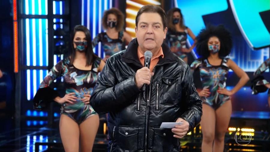 Faustao volta ao estudio com publico virtual e 15 bailarinas de mascaras