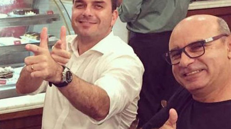 Flávio Bolsonaro diz que Queiroz ainda seria seu assessor se nada de anormal tivesse acontecido
