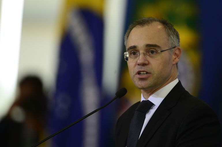 Governo Bolsonaro vai abrir escritorio nos Estados Unidos para comprar armas municoes e equipamentos de seguranca
