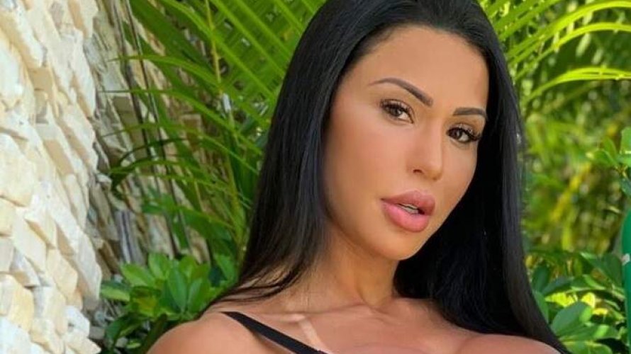 Gracyanne Barbosa ostenta bumbum em lingerie fio dental durante ensaio fotografico e acumula elogios