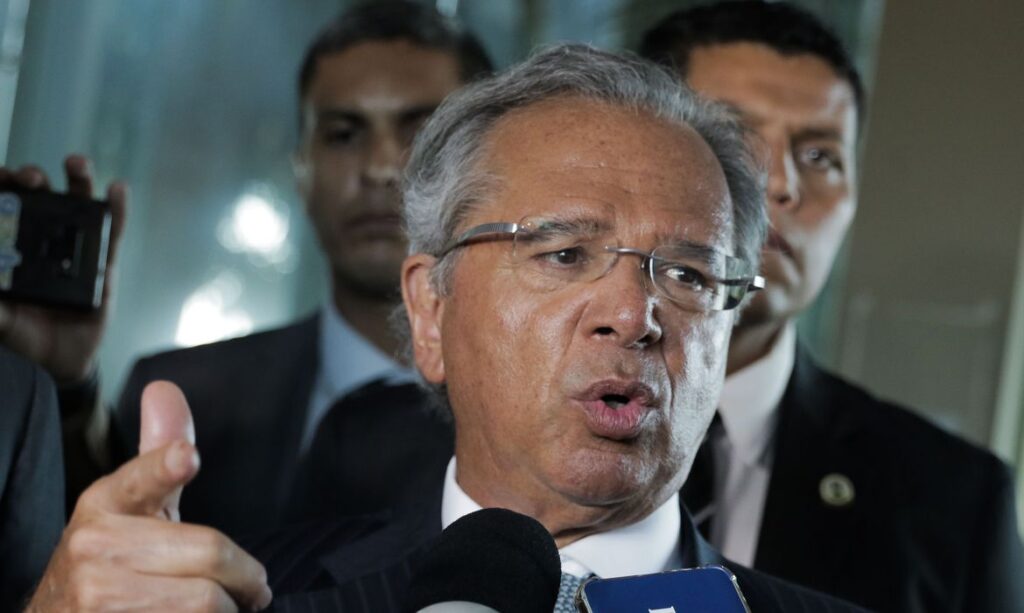 Guedes diz que tomou carrinho de Bolsonaro Ainda bem que foi fora da area