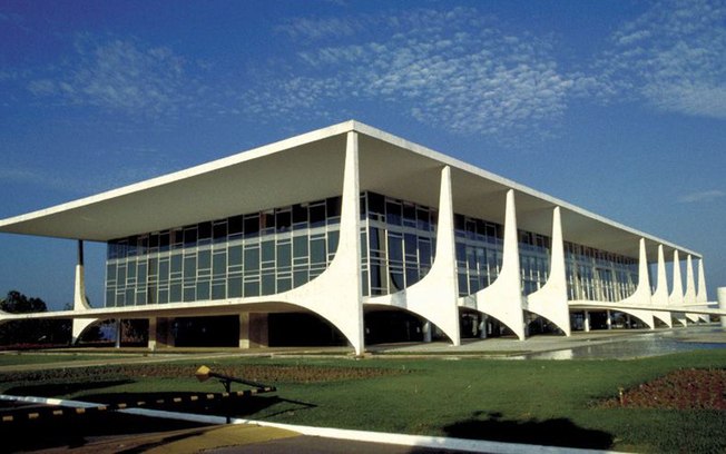 Heleno trava disputa com Iphan para instalar torres antidrones em palácios