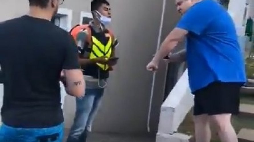 Homem humilha entregador de aplicativo com ofensas racistas veja vídeo