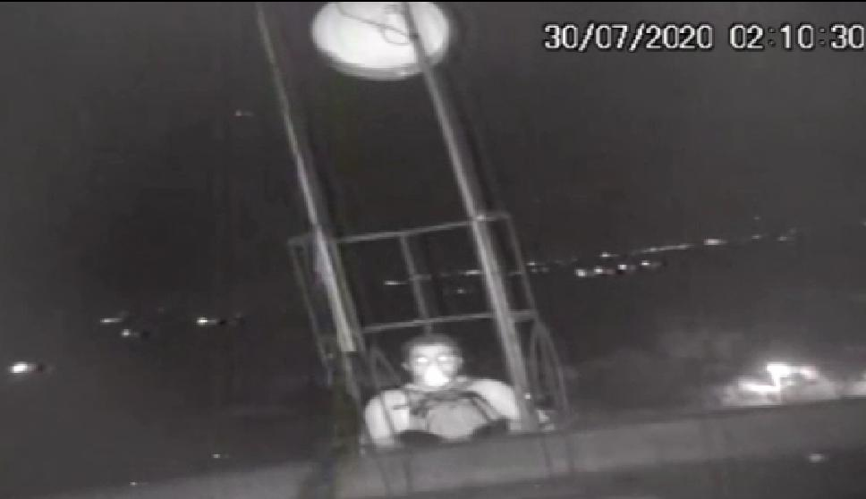 Homem sobe em torre e furta equipamentos de empresa de internet em Arauá; veja vídeo 1 Homem sobe em torre e furta equipamentos de empresa de internet em Arauá veja vídeo
