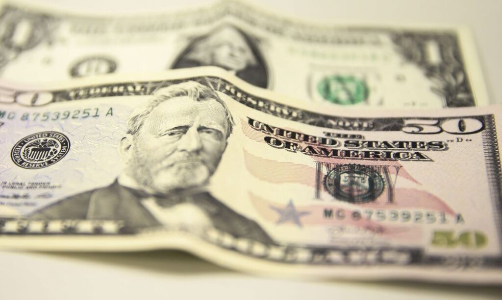 Influenciado por exterior dolar tem maior queda em tres meses