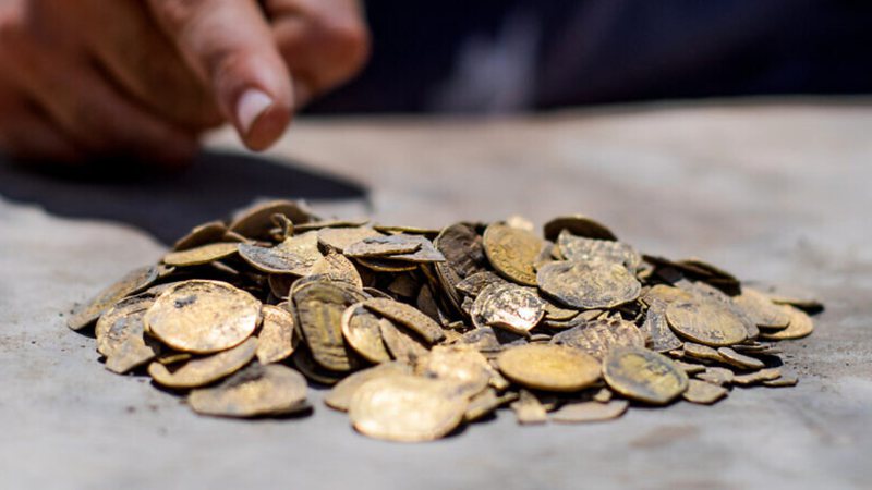 Jovem encontra 425 moedas de ouro com cerca de 1.100 anos em Israel