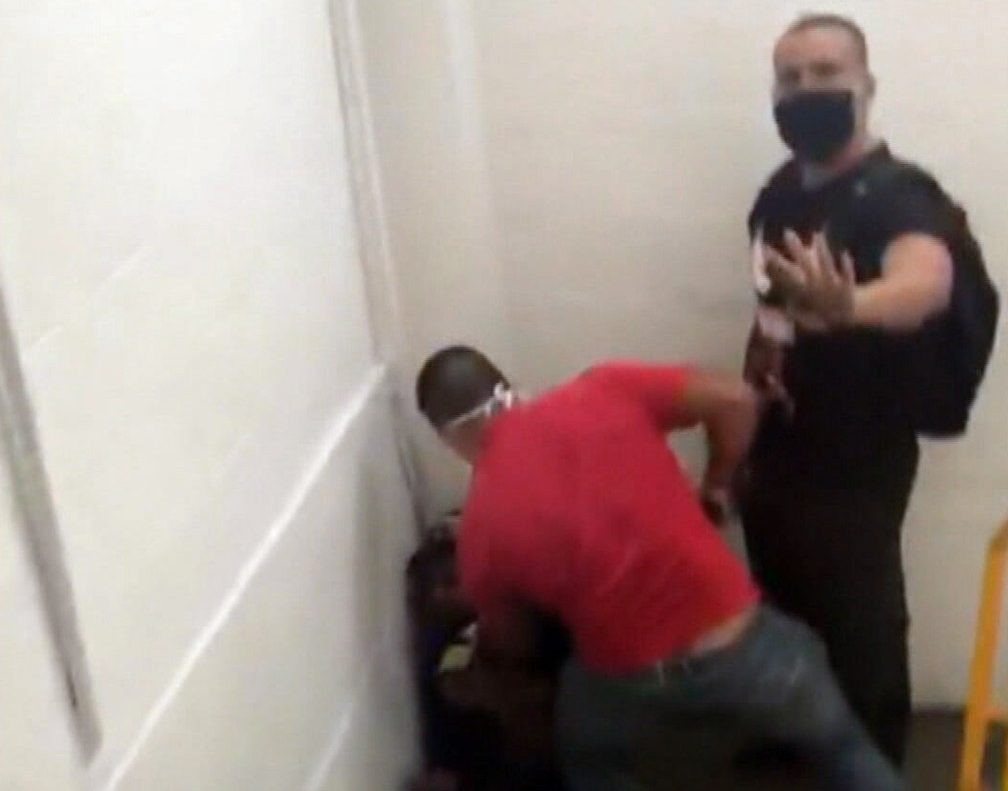 Jovem negro é agredido e ameaçado por supostos policiais armados em shopping veja o vídeo e1596822929205