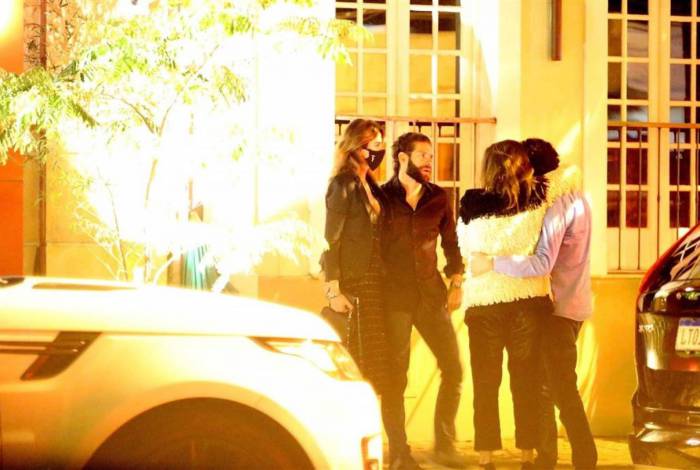 Luciana Gimenez é flagrada em clima de romance com novo namorado no Rio de Janeiro