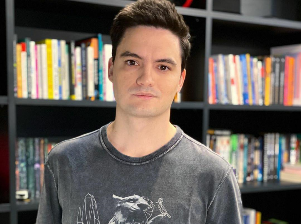 Maia convida Felipe Neto para participar de discussões e diz que Câmara vai acelerar projeto das fake news