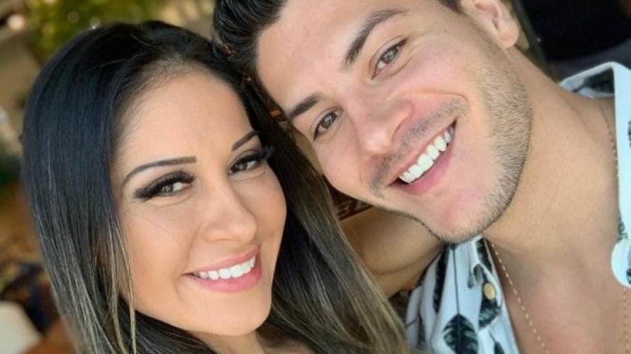 Mayra Cardi está proibida de citar o nome do ex marido Arthur Aguiar