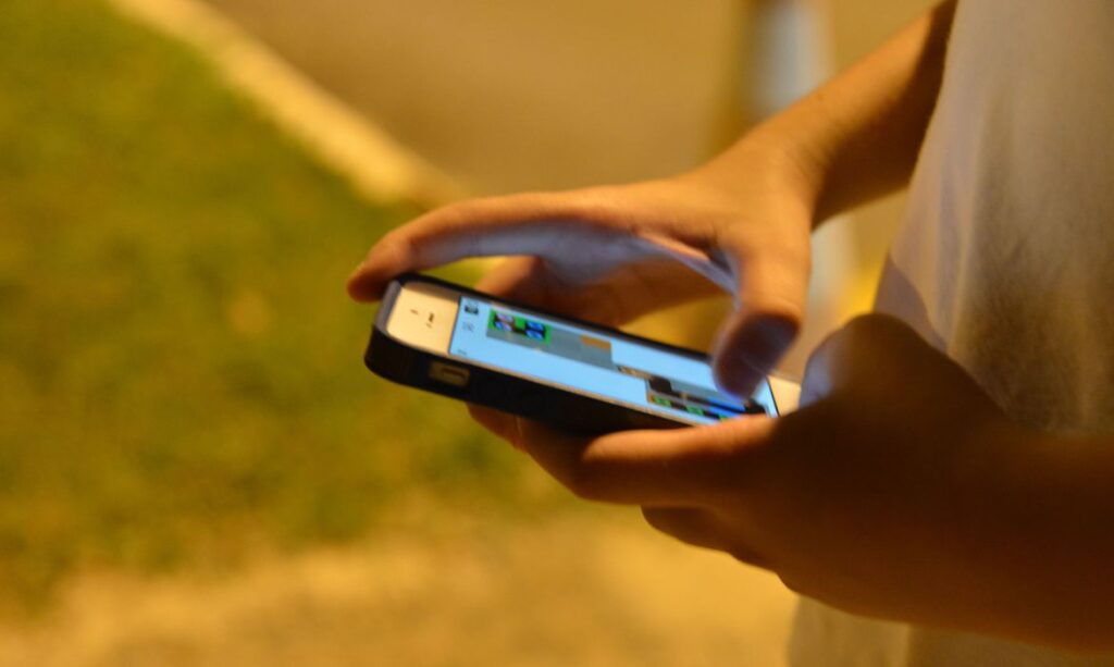 Menino de 11 anos morre apos receber descarga eletrica de celular que estava carregando