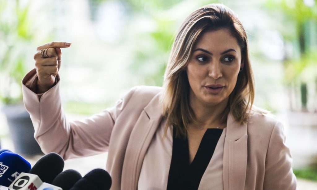 Michelle Bolsonaro teria recebido R 72 mil em 21 cheques de Fabrício Queiroz diz revista