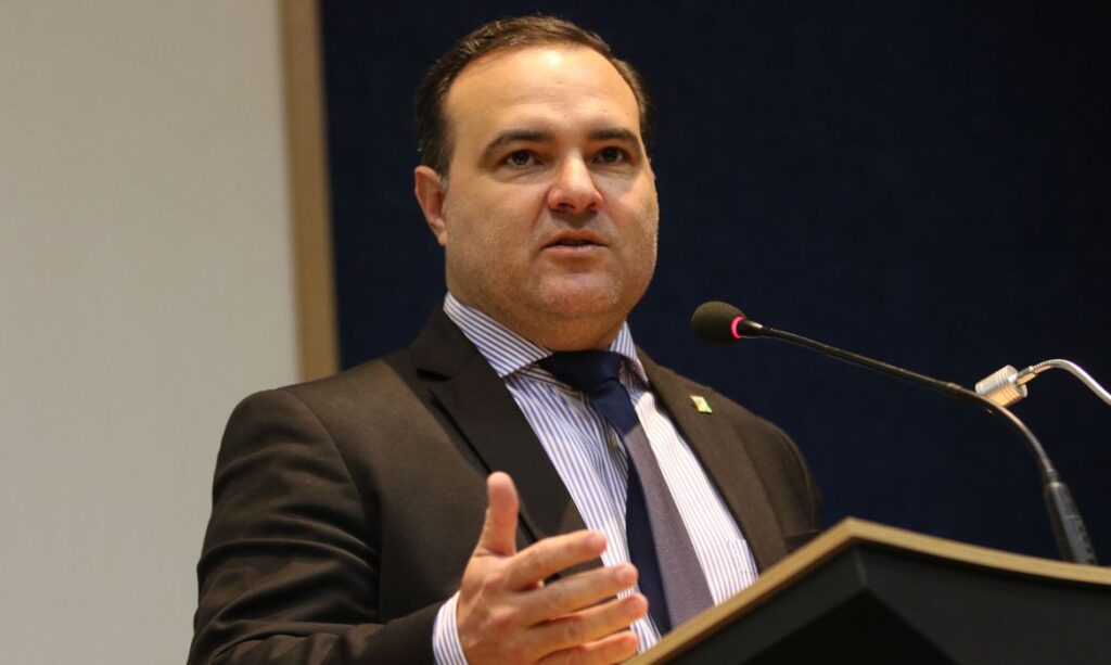 Ministro da Secretaria Geral exige banheiro em gabinete do Planalto diz colunista
