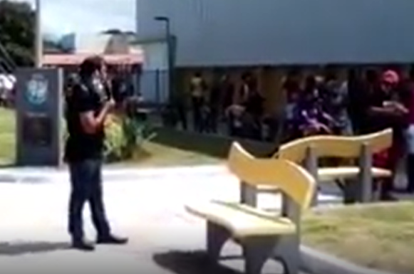 Morador critica prefeito e vereador apos ter trailer retirado para construcao do centro esportivo no Bugio