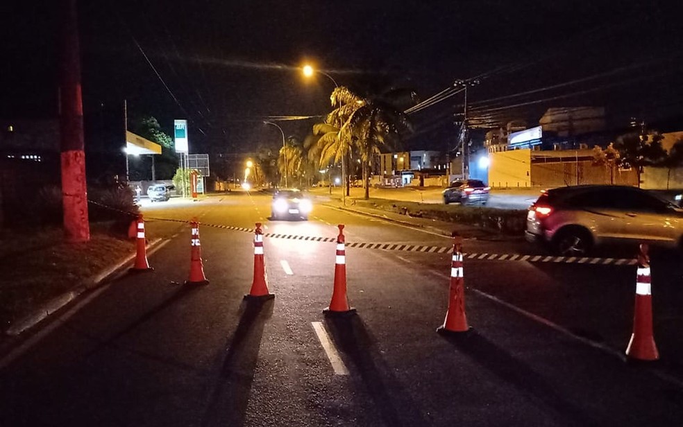 Motorista derruba tres postes de alta tensao em acidente na Zona Sul de Aracaju veja video
