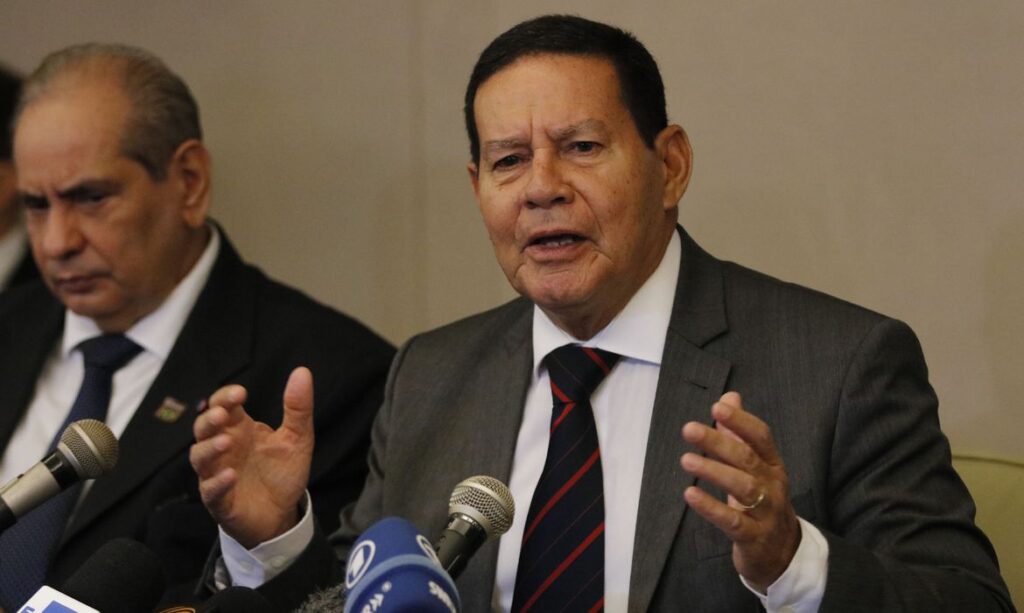 Mourao diz ser contra permissao para militares receberem acima do teto constitucional