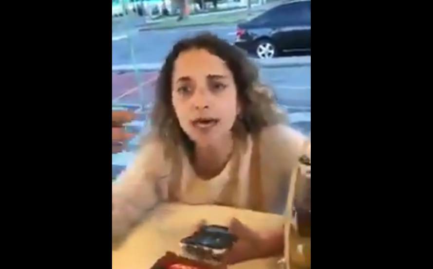 Mulher humilha funcionarios de quiosque voce e um merda nao e nada perto de mim