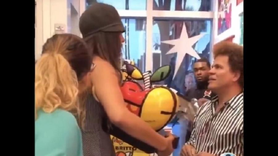 Mulher quebra obra na frente de Romero Britto nunca ofenda meu funcionário